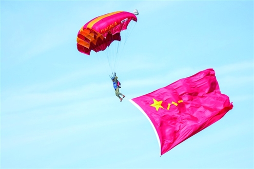 空军八一跳伞队进行跳伞表演